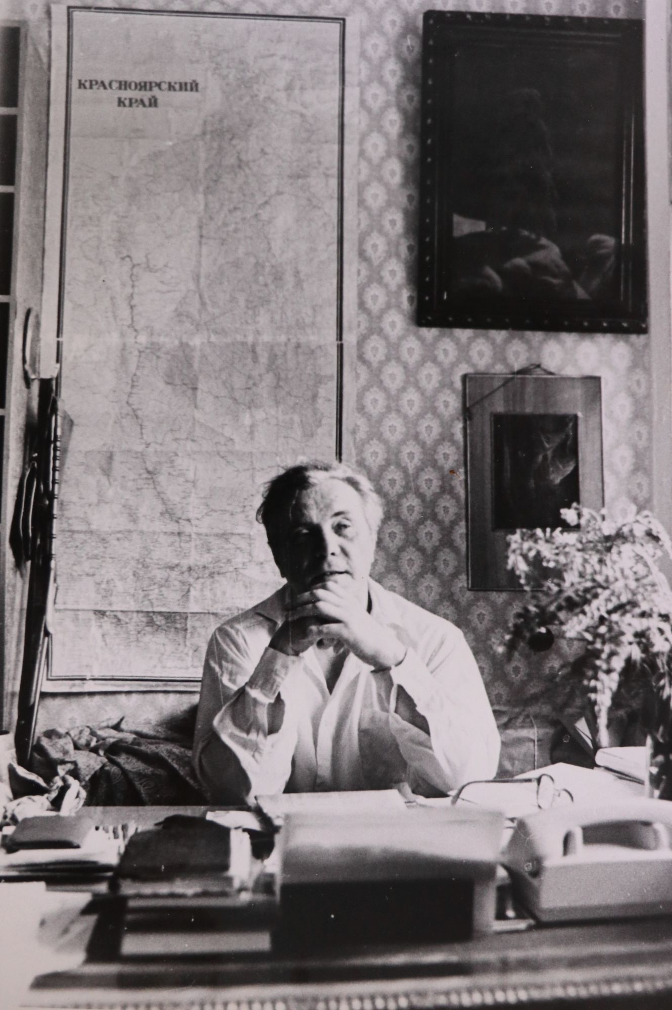 Виктор Астафьев в рабочем кабинете в квартире на ул. Ленинградской в Вологде. 1970-е годы. Фото Р. Кучерова из архива семьи Астафьевых